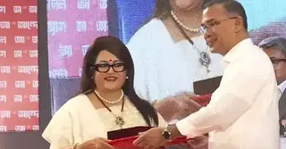 গুণীজনদের হাতে একুশে পদক তুলে দিলেন প্রধানমন্ত্রী